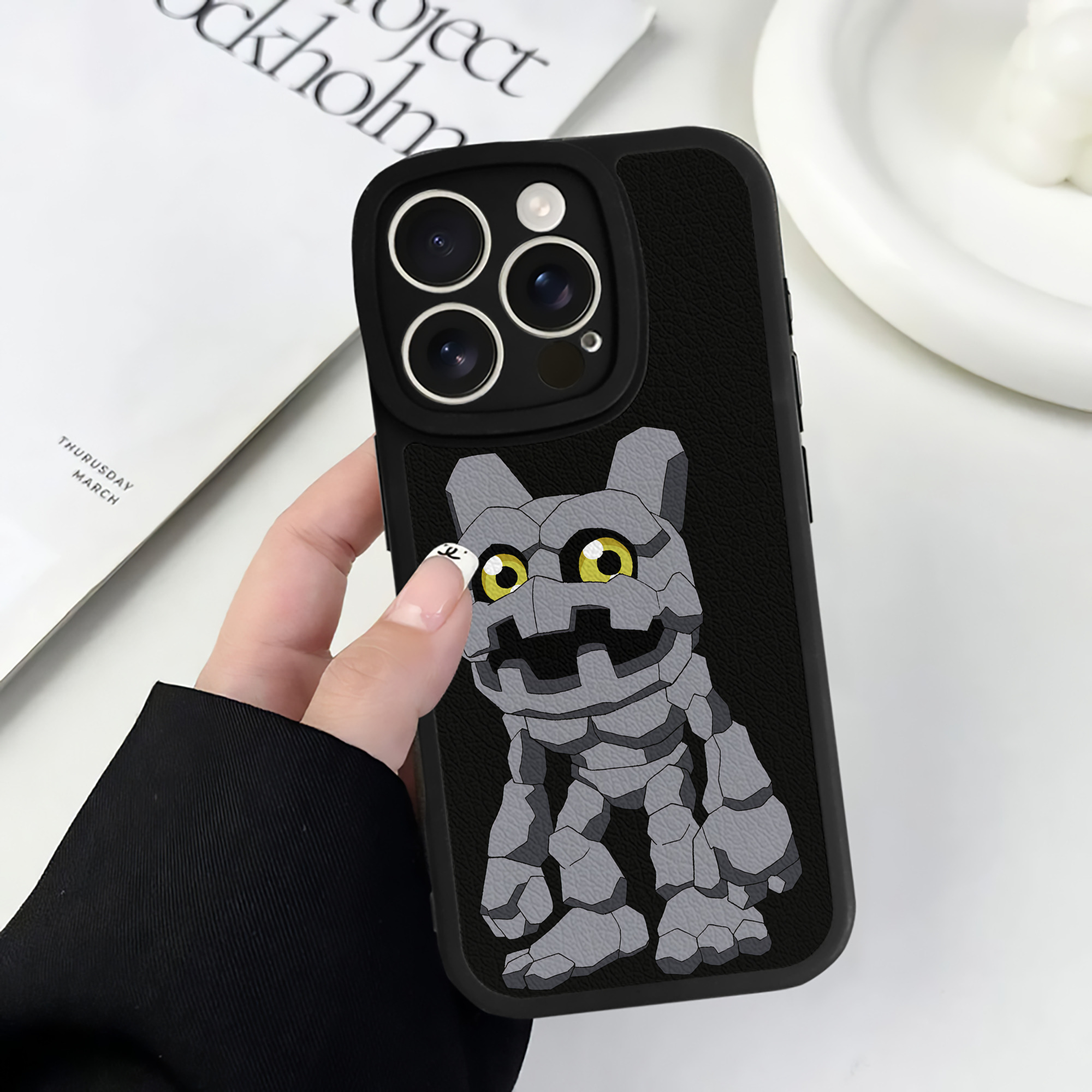 （画像用） Digimon デジタルモンスター/デジモン 【iPhone 16シリーズ対応】シリコンスマホケース（レザー調） 材質：シリコン